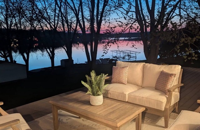 Lake Panorama Luxe Retreat with Gourmet Kitchen & Stunning Sunsetsn