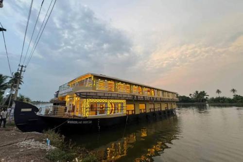 Lake Queen Premium Luxury Houseboats