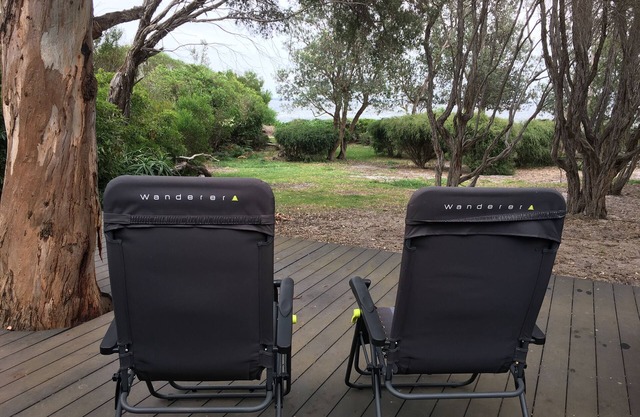 Lake Retreat -lake frontage, beautiful beach with crystal clear water! Bliss!