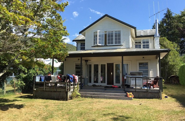 Hermosa casa de vacaciones frente al lago Rotoiti