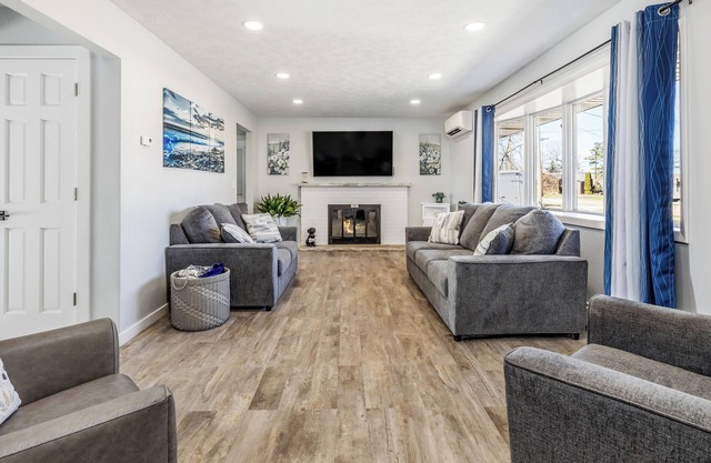 Lake Shore Luxury- 4-bedroom house in charming Escanaba with AC, WiFi. Book now