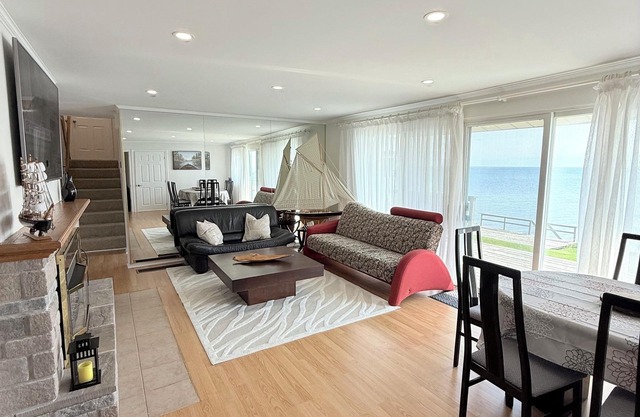 Lake Simcoe Waterfront Cottage. All Season Getaway,