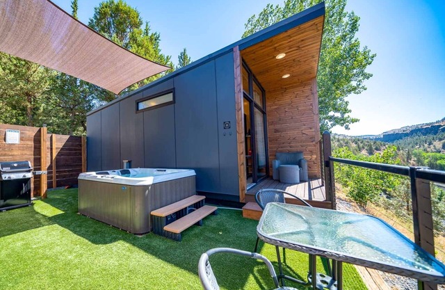 Lake Simtustus Resort Crown Point Tiny Home #13 - Hot Tub