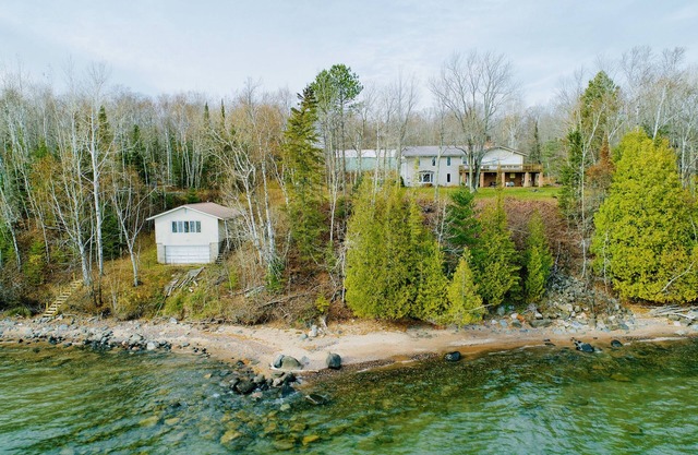 Lake Superior Beach Haven with Large LakeHouse