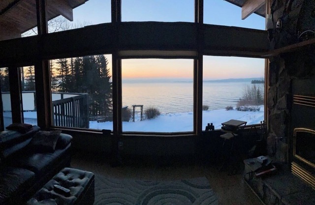 Lake Superior Cottage with Million dollar view - 3 +1 bedrooms and 2 car garage
