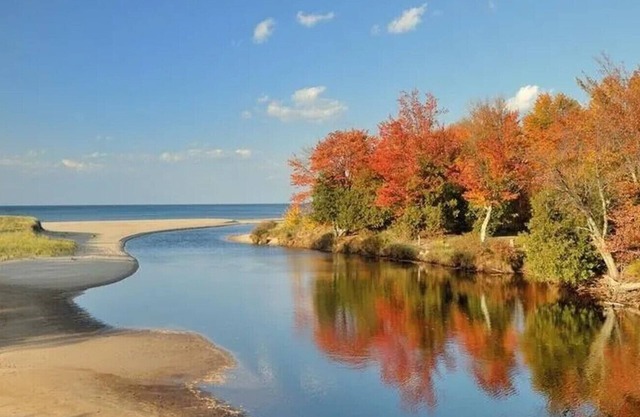 Lake Superior & River Luxury Home-1,000 ft of Beachfront