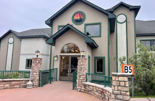 Lake Superior Two Queen Bed Studio~Pool/Hot tub-Burlington Bay