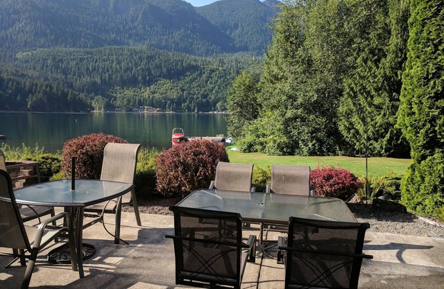 Lake Sutherland Home, jacuzzi, muelle privado, 2 acres, casa de literas / sala de juegos.