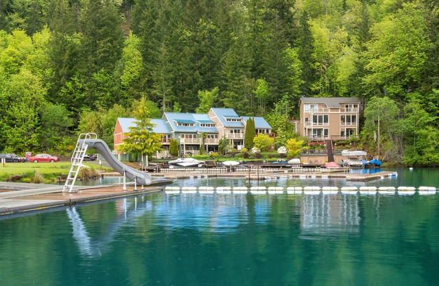 Lake Sutherland Retreat | Lakefront townhouse with dock, 2 kayaks, grill, W/D
