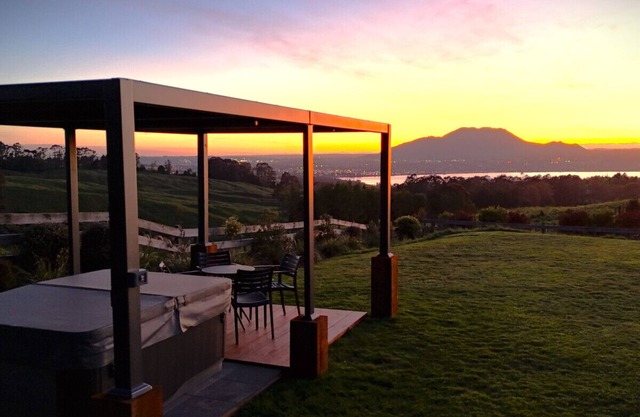 Lake Taupō Luxury Home + Hideaway Apartment