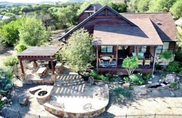 Lake Travis Luxury 5bd/3bath Cabin Hollows Resort