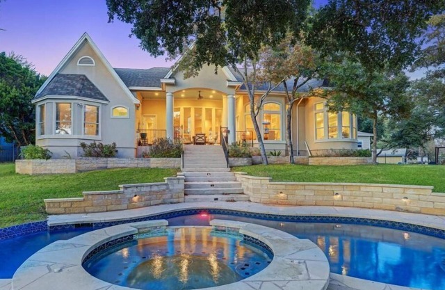 Lake Travis Luxury Estate, Private Heated Pool, Multiple Spas, Weddings Welcome!