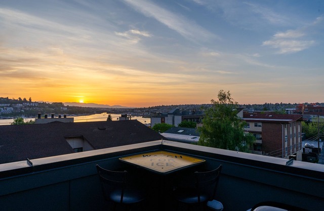 Lake Union View Townhome at East Lake