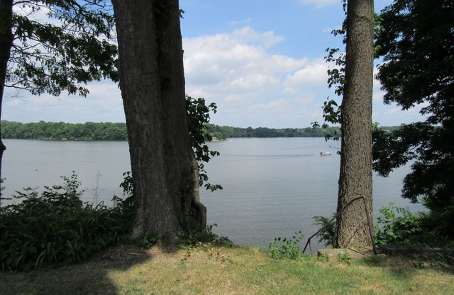 Lakefront home on 1.6 acres