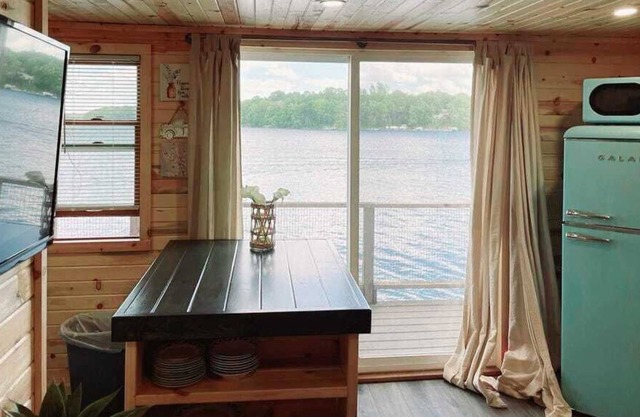 Lake Victoria, Red Cabin , Panoramic views overlooking the lake