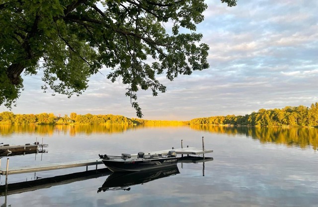 Lake Victoria, White cabin with beautiful views overlooking the lake