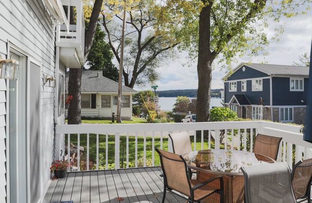 Lake View House/Heart of Fontana/Steps to the Lake & walking distance to it all!