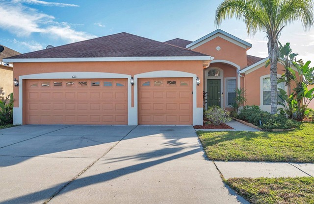 Lake View 6 bedrooms, tennis Courts, playground, close to beach area, large home