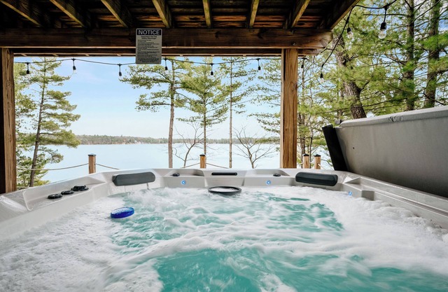 Lake View & Access/Hot Tub/5000 Arcade Games/Pool Table/Pontoon for Rent