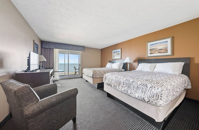 Lake View Balcony - 2 Queen Room (Sleeps 4)