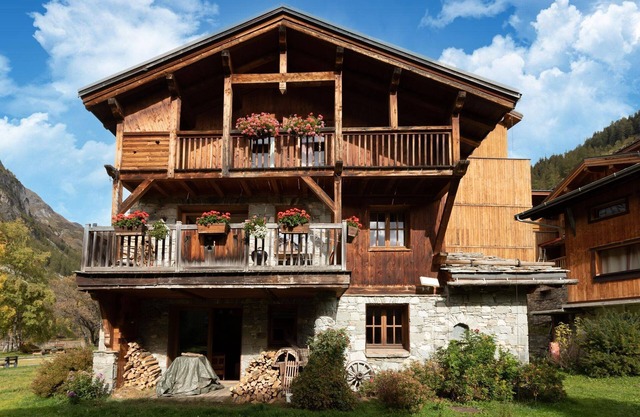 Chalet al lago cerca de la estación de esquí