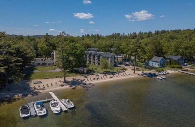 Lake view condo, Private Beach, Private concert entrance, pool
