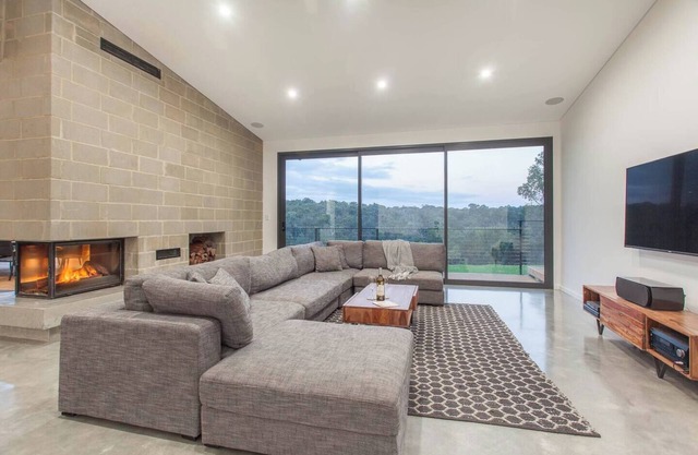 Lake View—Contemporary Comforts meets Nature
