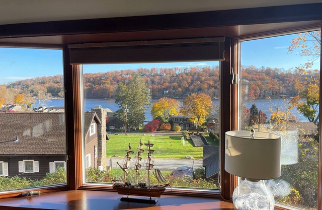 Lake View Cottage in Candlewood Lake Community
