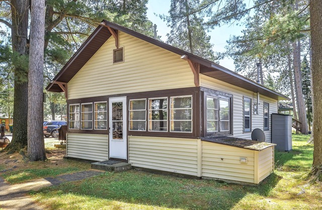 Lake view, dog-friendly cabin with porch & shared dock, swimming area, firepit