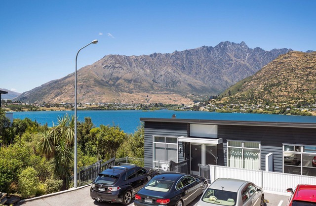 Lake View Greenstone Luxe Apartment