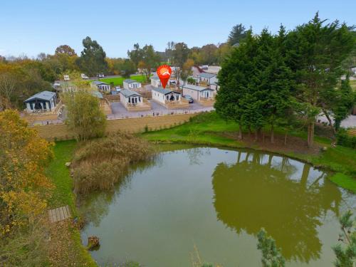 Lake View Holiday Home - Fishing Lakes, Heated Outdoor Swimming Pool 500yrds on Sister Park
