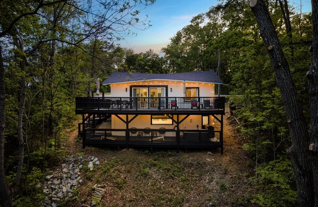 Lake-view! Hot Tub! Fire Pit. Grill. Game Room. King bed.