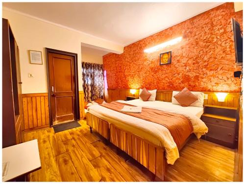 Lake View Hotel "ANKUR PALACE" Near Naini Lake & Mall Road Nainital - Provided Restaurant# Free Wi-fi & Excellent Customer Service - A Premium Hotel In Nainital