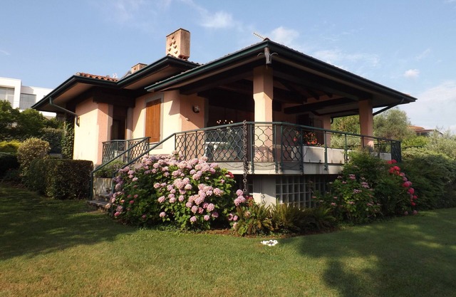 VILLA INDIVIDUAL CON VISTA AL LAGO: 300 MT DEL LAGO