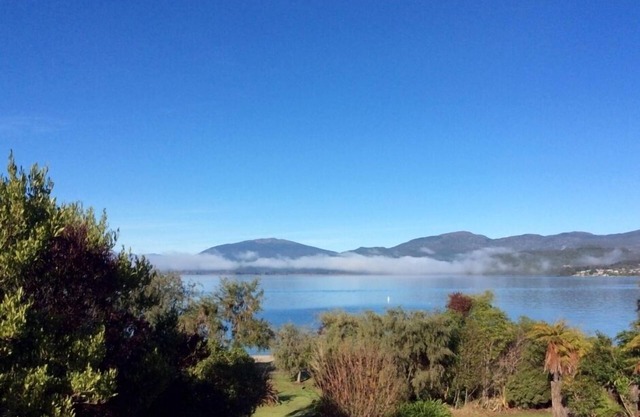 Vista al lago, a nivel del lago, al lado del lago