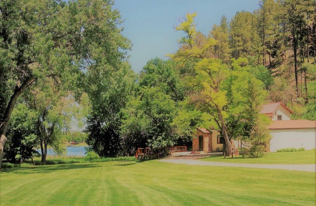 Lake View Lodge Thirty Minutes from Mt Rushmore - In Rapid City On Canyon Lake Thirty Minutes from Mt Rushmore