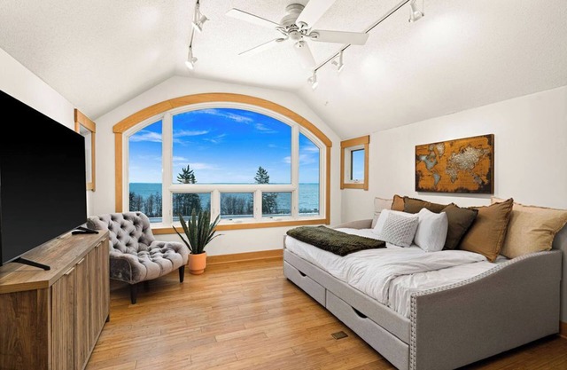 Lake View Luxury Retreat / 10mins to Duluth / 85" Home Theater / Heated Game Room / Fire pit