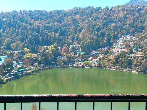 LAKE VIEW NEW CHINA!R IN HOTEL Near Mall Road - Free Wifi and Parking Facilities - Amazing valley views - A Top Rated Hotel