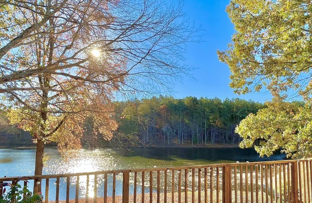 ⭐️Lake View Retreat⭐️ - Water Front Home at the Holliday Homestead