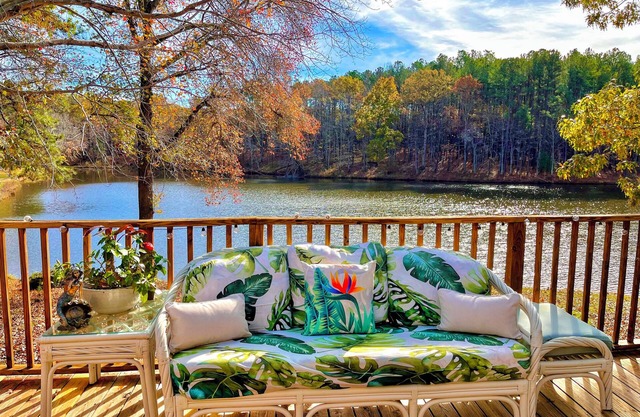 LAKE VIEW RETREAT: Water Front Home - Fishing Allowed