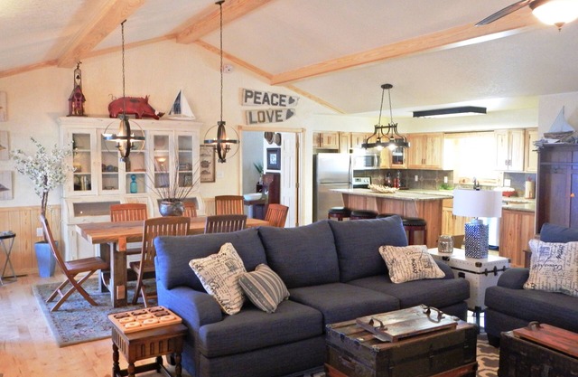 Lake view three bedroom, three bath cottage with private hot tub overlooking Lake Ouachita. by RedAwning