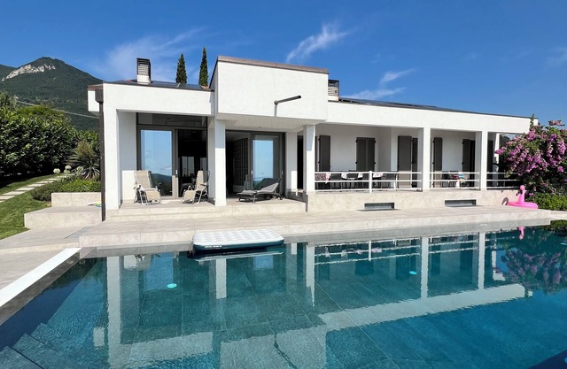 VILLA CON VISTA AL LAGO CON PISCINA EN LA COLINA DE SALO 'CIR 017164-CNI-00022
