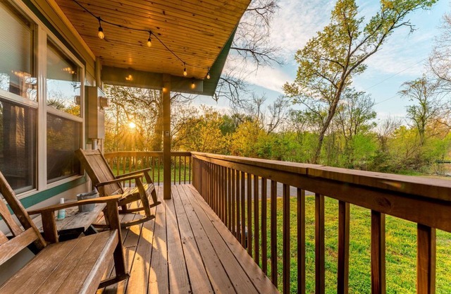 Lake View! w/ Hot Tub. Pool, Park, & Playground. Disc Golf. Trails. Fireplace!
