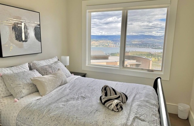 Lake views, 8mins to downtown & 4 mins to wineries