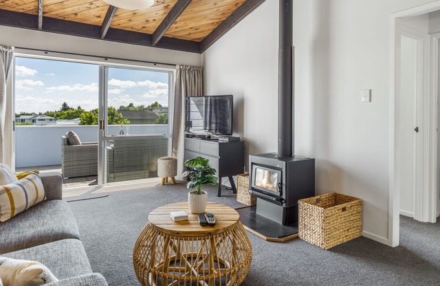 Lake Views, Comfortable 3 Bedroom 2 Bathrooms Home