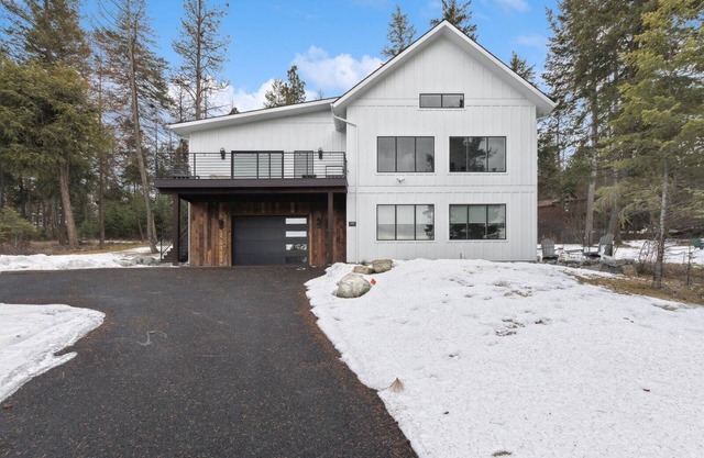 Lake Views, Modern & Luxurious, Walk to Town