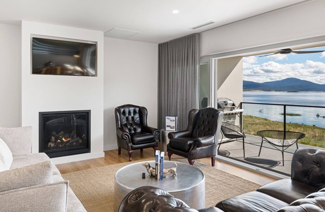 Lake Villavista - 4BR Luxury Townhouse l Pet Friendly l Lake Views l WiFi l BBQ