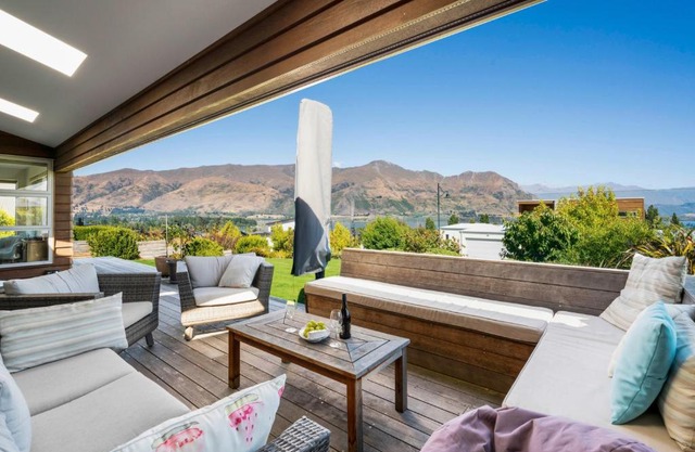 Lake Vista Retreat - Wanaka Holiday Home