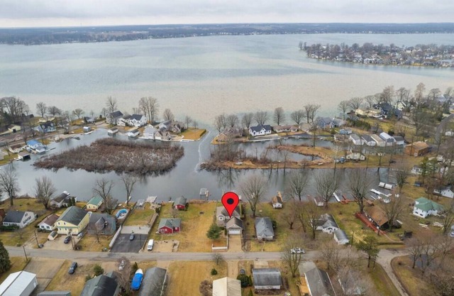 Lake Wawasee Family Friendly Cottage