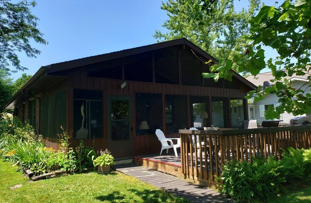 Lake Wawasee Cottage Pet-Friendly con pontón, hoguera, 3 cubiertas, lote grande